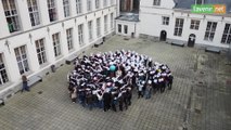 Flash mob pour Olivier Vandecasteele à l'athénée Jules Bara de Tournai