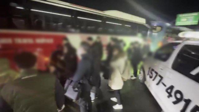 경부고속도로 서울요금소 부근 버스 5대 추돌...1명 중상 / YTN