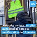 Emmanuel dépose un gilet jaune sur la place Stanislas de Nancy