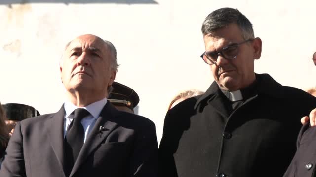 Multitudinaria concentración en la plaza de Algeciras donde ayer fue asesinado el sacristán