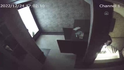 Fatih'te 2 iş yeri ile 3 eve giren hırsız yakalandı