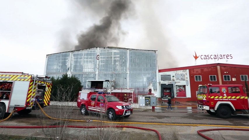 Incendio en la fábrica de Cascajares en Dueñas (Palencia)