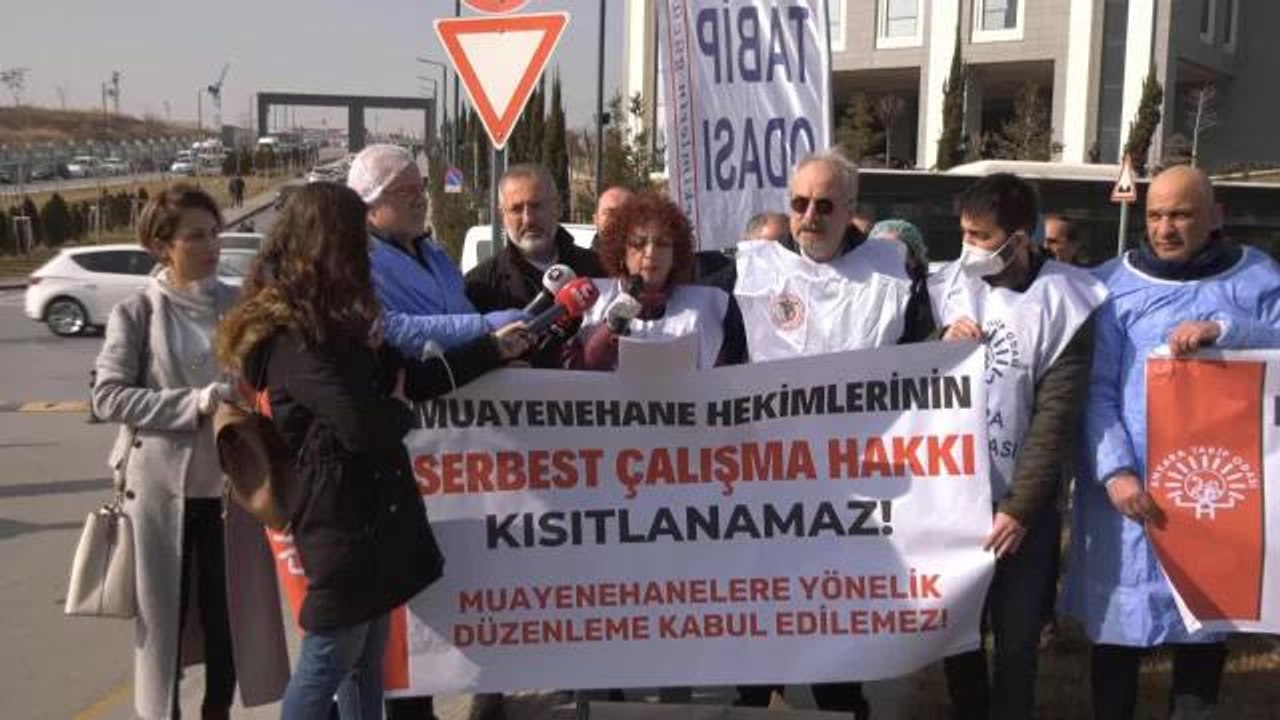 Muayenehane Hekimleri, Serbest Çalışma Haklarını Kısıtlayan Yönetmelikleri Sağlık Bakanlığı Önünde Protesto Etti: "Medipol Yönetmeliği Geri Çekilene...