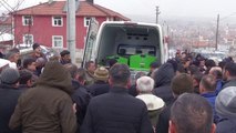 AFYONKARAHİSAR - Denizli'de eşi tarafından bıçaklanarak öldürülen kadının cenazesi defnedildi