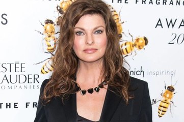Linda Evangelista « méconnaissable », sort du silence et dénonce une intervention médicale