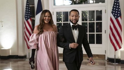 Download Video: Chrissy Teigen & John Legend: Erste Fotos von Baby Esti