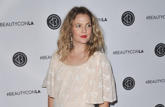 Drew Barrymore n'arrive pas à croire que Leonardo DiCaprio arrive encore à faire la fête à 48 ans
