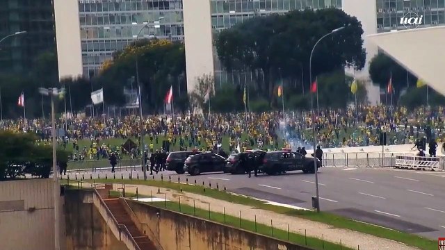 Novas imagens do STF mostra PM inerte durante atos golpistas no DF