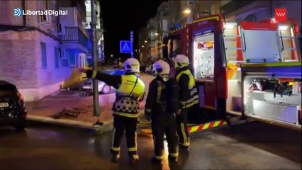 Los bomberos rescatan a varios vecinos con una escala en un incendio en Madrid
