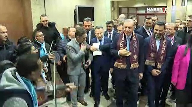 Cumhurbaşkanı Erdoğan'ı, 2023 Roman Buluşması nda müzisyenler karşıladı! Şarkı söyleyen Kibariye'ye eşlik etti
