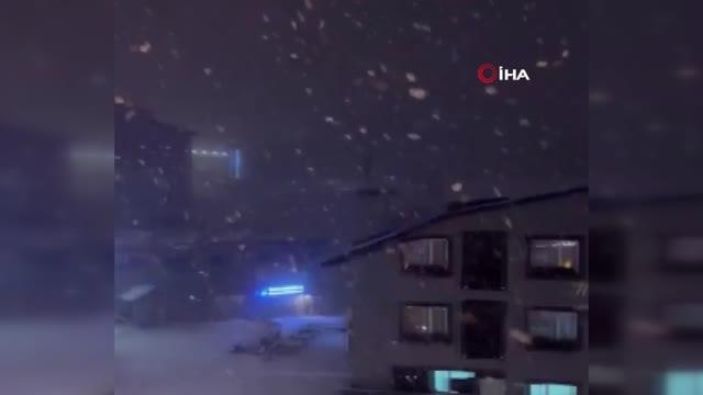 Kar kalınlığı 16 santimetreyi geçti, vatandaşlar Uludağ'a akın etti