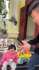 Bố in mã QR lên áo con để mọi người tiện mừng tuổi lại không sợ rơi