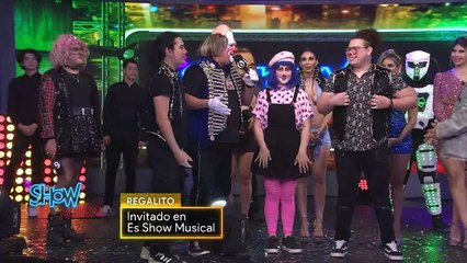 Karina pone nervioso a 'Regalito' con tremendo beso