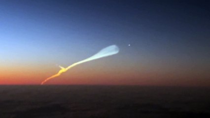 Airplane Captain Captures SpaceX Falcon Heavy Launch During Flight