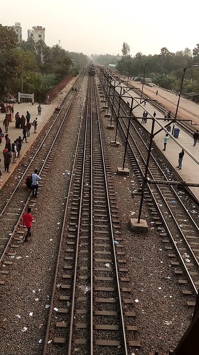Extremely Crowded Train Pulls Into Station