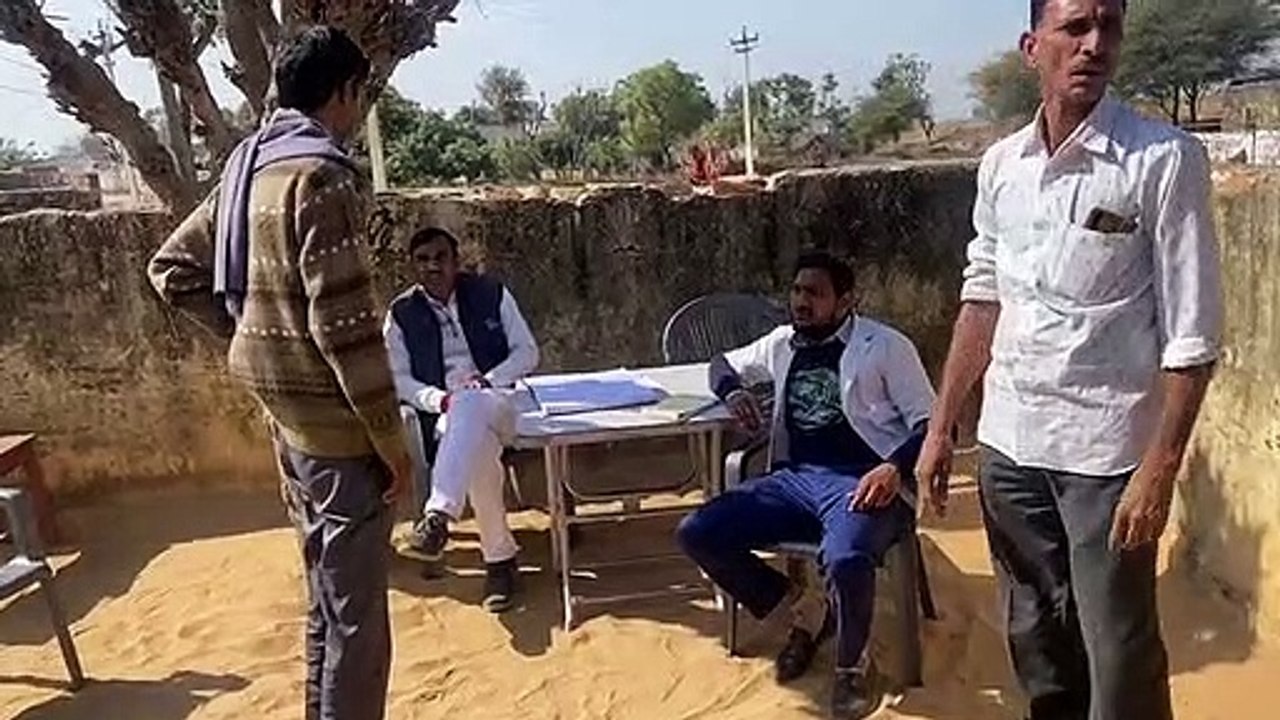 ताले में बंद अस्पताल खुलवाने के लिए धरने पर बैठे ग्रामीण, रोजाना करेंगे सद्बबुदि्ध यज्ञ