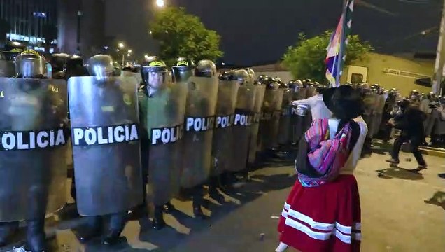 Siguen protestas en Perú con enfrentamientos que dejan decenas de muertos