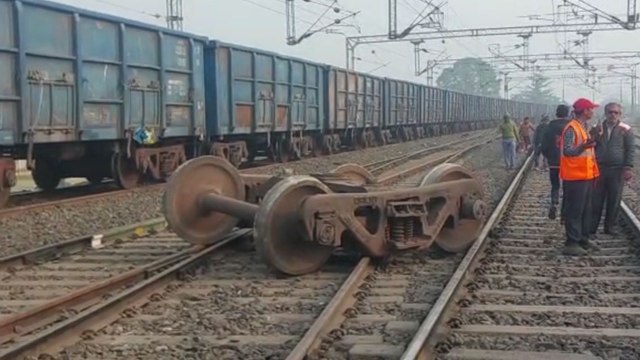 मालगाड़ी बेपटरी, कई डिब्बे क्षतिग्रस्त, पहिए उछलकर दूर गिरे