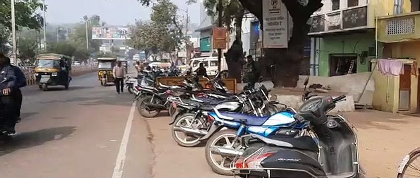 दो साल में भी नहीं बन पाई शहर में पार्किंग, सड़क पर वाहन खडे होने से लग रहा जाम