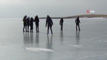 Buz tutan Çıldır Gölü, yoğun ilgi görmeye devam ediyor