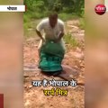 यह हैं भोपाल के सर्प मित्र मो. सलीम