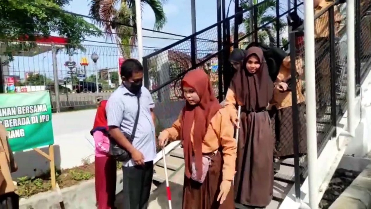 Peserta Didik SLB A Negeri 3 Martapura Jajal JPO Banjarbaru 2, Begini Respon Para Penyandang Disabilitas