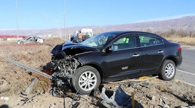 Erzincan’da iki otomobil çarpıştı bir kişi hayatını kaybetti
