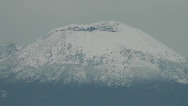 Maltempo, la neve imbianca il Vesuvio