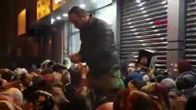 Gece yarısı indirim izdihamı... Polis elektriği kesti