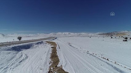 Yüksek kesimlerindeki kar manzarası dronla görüntülendi