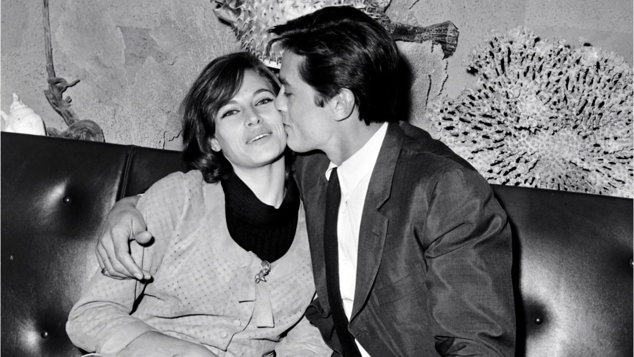 VOICI - "Tu me manques" : Alain Delon rend un hommage bouleversant à Nathalie Delon pour les deux ans de sa mort