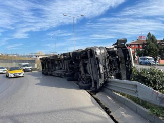 Video herunterladen: Devrilen çöp yüklü tır trafiği aksattı