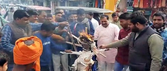 अर्थी यात्रा निकालकर विरोध जताते हुए