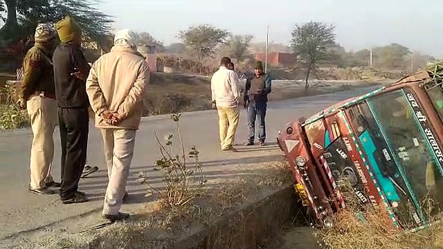 अनियंत्रित होकर बकरों से भरा ट्रक खाई में गिरा, एक युवक की मौत, तीन गंभीर घायल