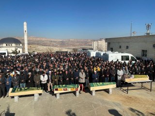 TAG Otoyolu'nda çekiciyle otomobilin çarpıştığı kazada ölen 4 kişi defnedildi