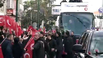 Bursa’da binlerce kişi Cumhurbaşkanı Erdoğan’ı bayrak ve karanfillerle karşıladı