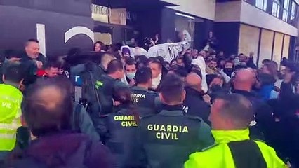 Tensión entre la Guardia Civil y los participantes en una protesta contra la Sareb en Villalba