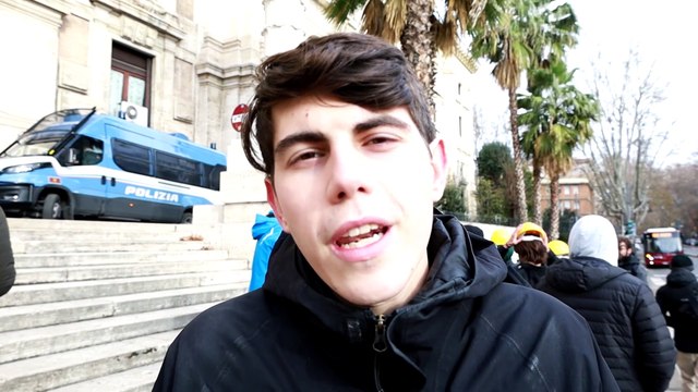 Alternanza scuola-lavoro, protesta degli studenti sotto al ministero per ricordare Lorenzo Parelli