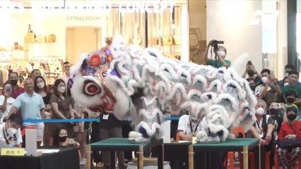 Gadis Berhijab Curi Perhatian Dunia Tarian Singa