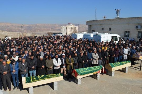 ŞANLIURFA'DAKİ KAZADA ÖLEN 4 KİŞİNİN CENAZELERİ YAN YANA TOPRAĞA VERİLDİLER