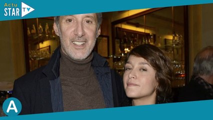 "Pas un très bon père" : Antoine de Caunes honnête sur sa relation avec ses deux grands enfants