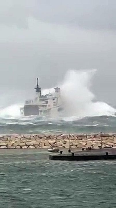 Viaggio da incubo: traghetto per 7 ore in viaggio tra le onde alte fino a 8 metri