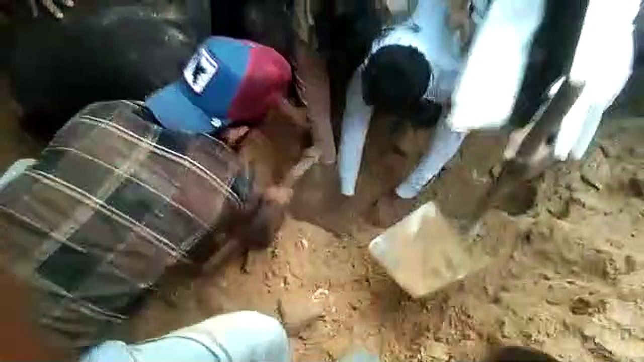 मकान ढहा, तीन बच्चे अंदर दबे, बिना किसी मदद के लोगों ने मलबा हटा सुरक्षित निकाला