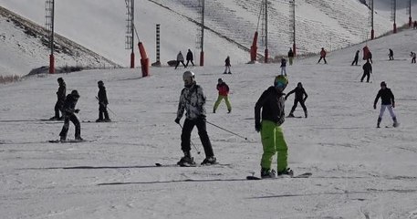 PALANDÖKEN'DE TATİLİN İLK GÜNÜ SUNİ KARLA KAYAK KEYFİ