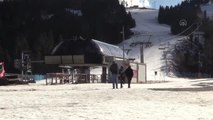 KASTAMONU - Karın çok az olduğu Ilgaz Kayak Merkezi, yarıyıl tatilinin ilk gününde boş kaldı