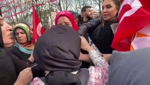 Erdoğan'ın Bursa mitinginde açılan Sinan Ateş pankartlarının polisler tarafından indirildiği görüldü