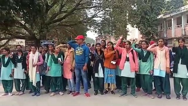 sidhi: Girl students mobilized against the in-charge principal