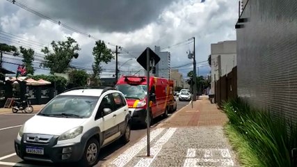 Bombeiros atendem vítima de queda na Rua Rio de Janeiro, no Centro