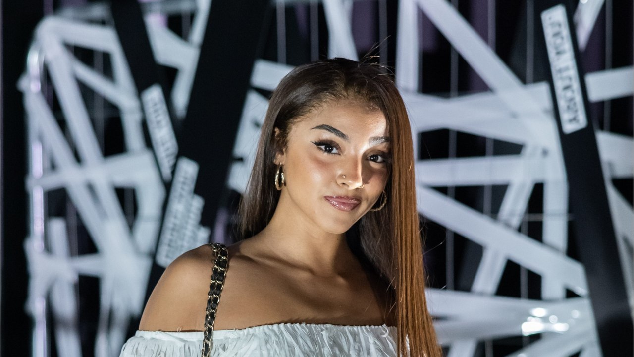 Voici - Wejdene se baigne avec un éléphant et s'attire les foudres des internautes