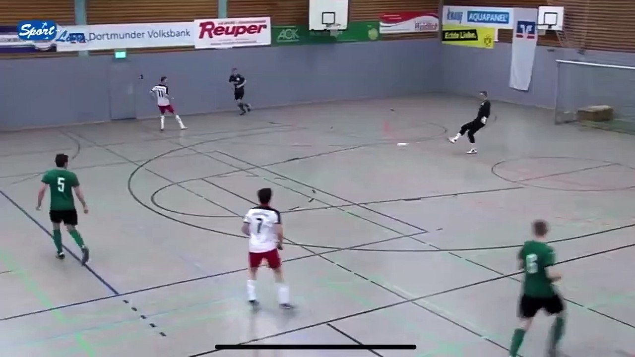 Ce joueur de futsal va ouvrir la mauvaise porte pendant un match... oups